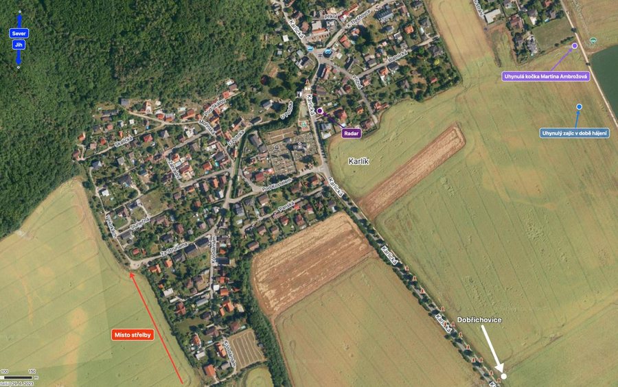 Letecká mapa obce Karlík s vyznačeným místem střelby a místy nálezu